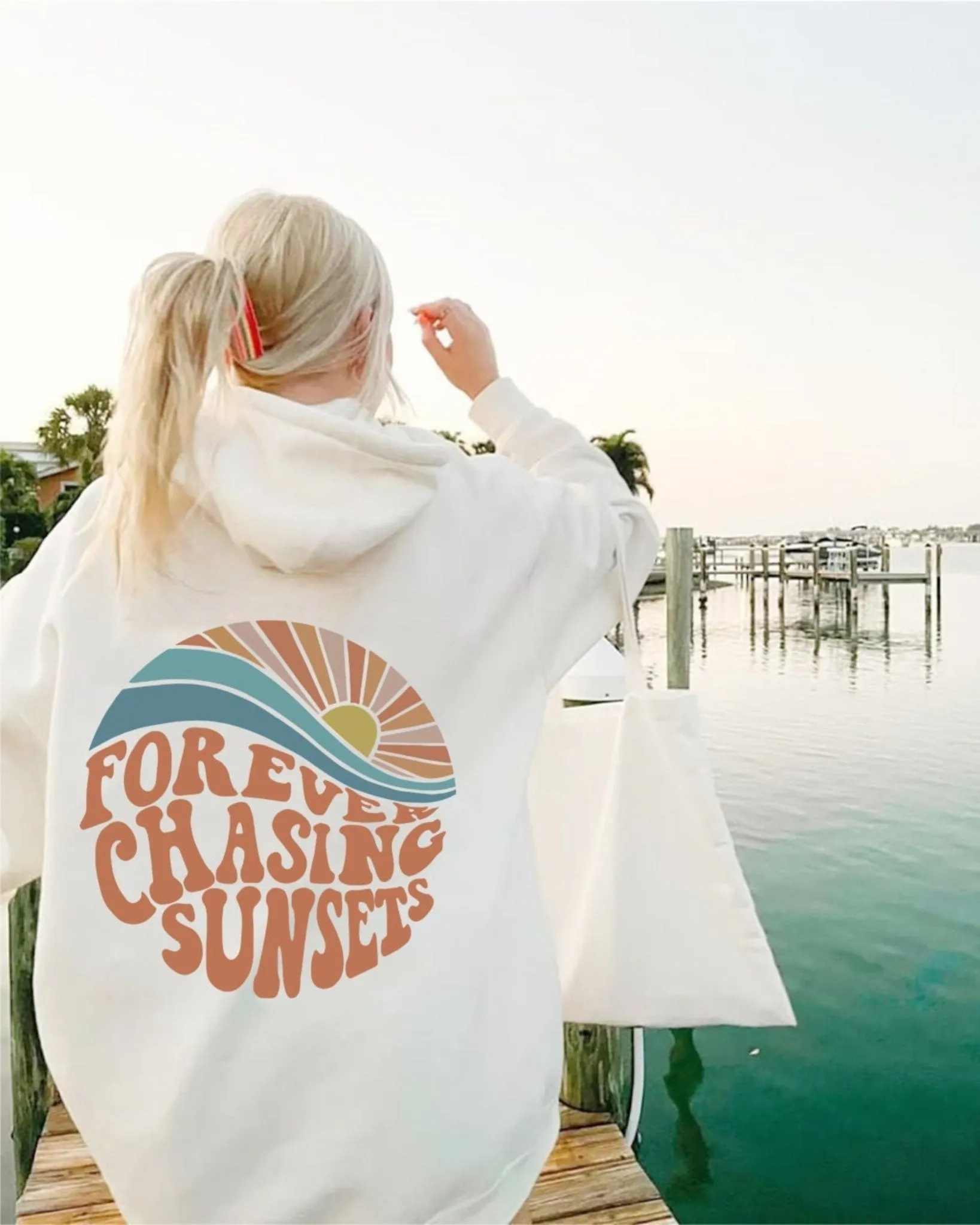 Kira | Stylish Hoodie "Forever chasing sunsets"